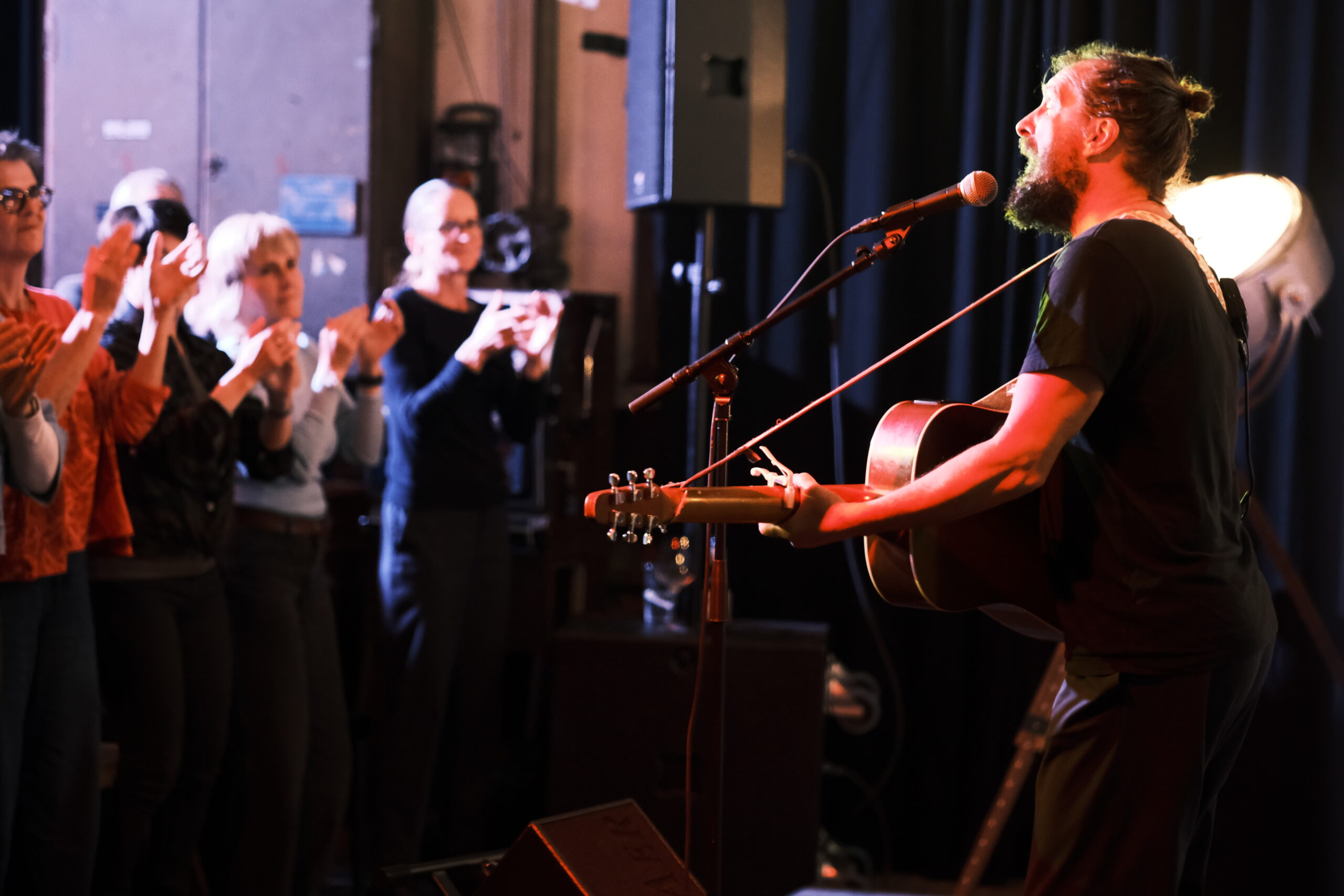 Besucherinnen und Besucher der Newcomer-Night im Bild-Rauschen-Studio.